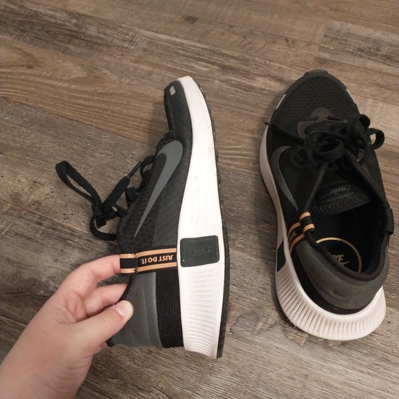 Women's Gently Used Nike Tennis Shoes Size 9.5 - Picture 5 of 10